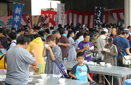 漁協食堂にはツアーバスや個人客など多くの人が。平日200食、休日300食、5月の連休には800食のしらす丼が食される。