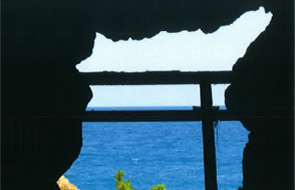 空海が修行したとされる室戸岬の御厨人窟。県東部の観光の目玉でもある。
