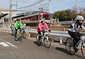 ゆったりと走行する参加者の方々