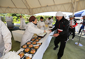 提供される食事を受け取る参加者の方々