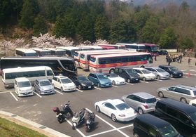 山の中腹にある「山城の郷」の駐車場。竹田城跡へ行くには、ここで大型の観光バスから中型バスに乗り換える