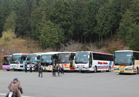 山の中腹にある「山城の郷」の駐車場。竹田城跡へ行くには、ここで大型の観光バスから中型バスに乗り換える