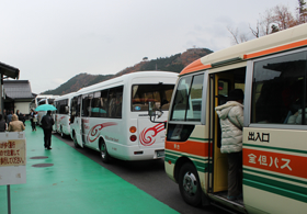 山の中腹にある「山城の郷」の駐車場。竹田城跡へ行くには、ここで大型の観光バスから中型バスに乗り換える