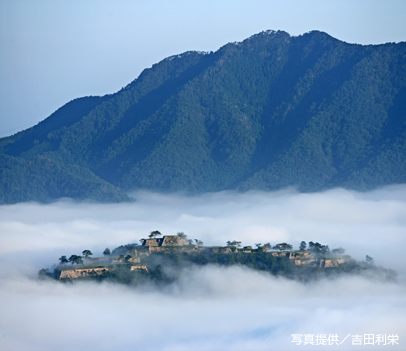 天空に浮かぶ、全国屈指の山城遺構「竹田城跡」