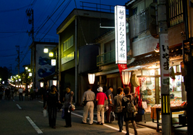 開催期間中、賑わう土産物店