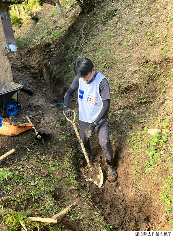 泥の除去作業の様子